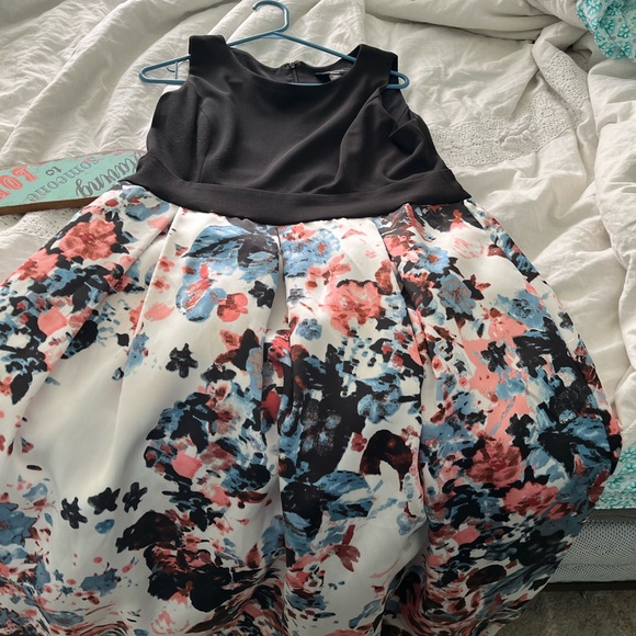 R & M Richards Dresses & Skirts - Beautiful maxi with pockets